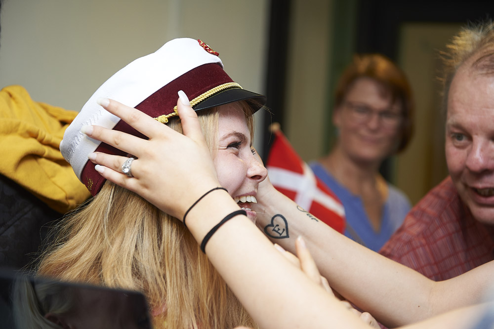 Glad student får sin hue på